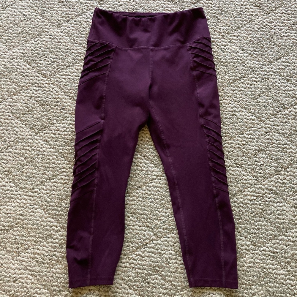 5/$15 Absolutely Fit Purple Athletic Capri-length Leggings Medium (Runs Small!)